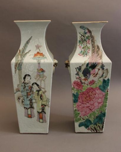 null Deux vases quadrangulaires à ouverture évasée formant pendant, en porcelaine...