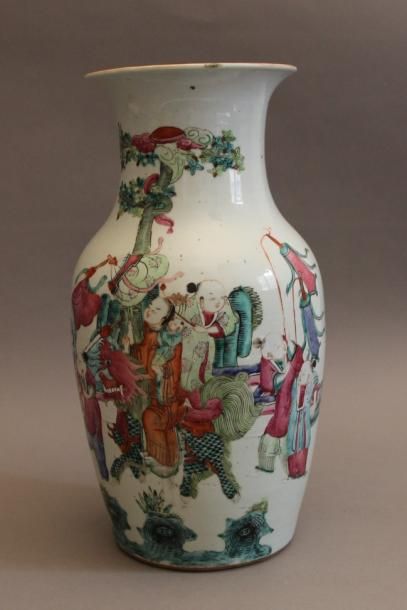 null Vase balustre en porcelaine et émaux de la famille rose, à décor figurant la...
