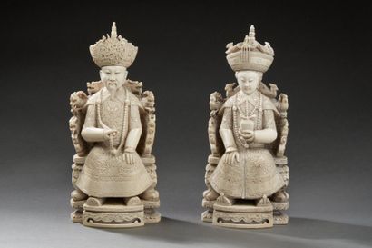 null Couple impérial en ivoire, représenté assis sur un trône en tenue de cérémonie....