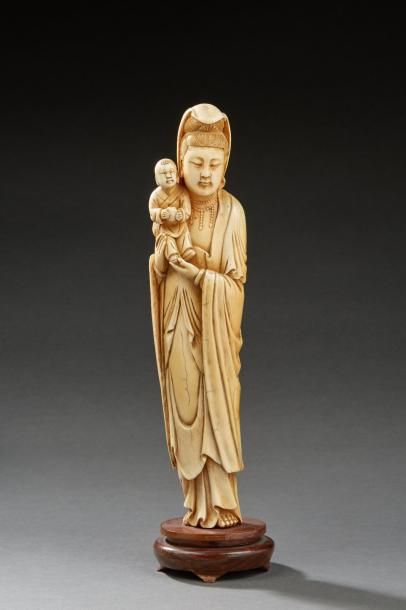 null Statuette en ivoire patiné, représentant une jeune femme à l’enfant. 

Chine,...