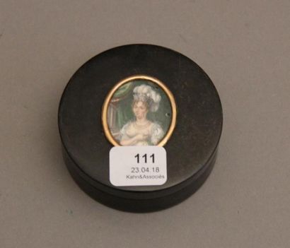 null Boite ronde en écaille brune ornée d'une miniature ovale peinte d'un portrait...