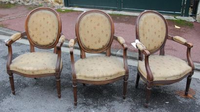 null Trois fauteuils en bois naturel à dossiers médaillon Style Louis XVI