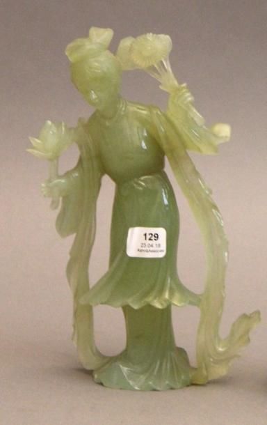 null Sculpture en serpentine représentant une femme aux fleurs, Chine H : 20 cm.