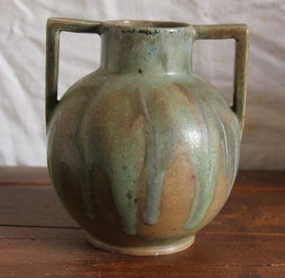 null GREBER vase en grès à deux anses à glaçure verte sur fond marron H : 23 cm