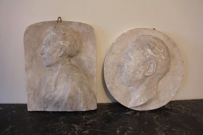 null Deux bas-reliefs en plâtre représentant des hommes de profil H : 31 D : 28 cm....