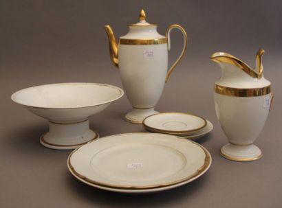 null Porcelaine de PARIS, BAVIERE XIXème s. Lot d'assiette, présentoir, sous-tasses,...