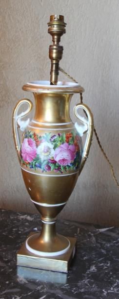 null PARIS XIXème s. Vase Médicis à deux anses en porcelaine polychrome et doré à...