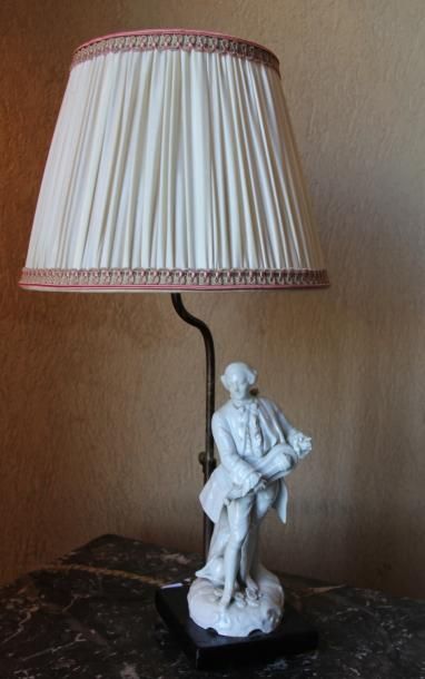 null Pied de lampe orné d'un personnage en céramique blanche en habit du XVIIIème...