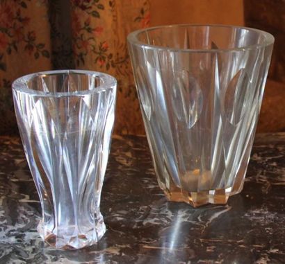 null SAINT LOUIS Deux vases en cristal taillé H du plus grand : 20 cm.