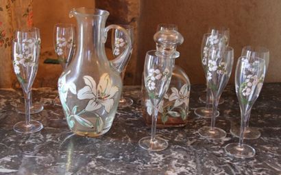 null Lot de carafes et verres sur pied en verre à décor émaillé de fleurs dans le...