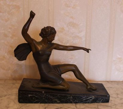 null Sculpture en régule représentant une jeune femme tenant une lance 'manquante),...