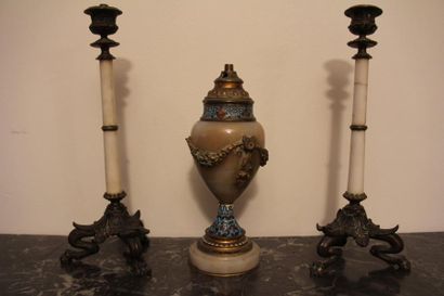 null Lot : - Paire de bougeoirs en bronze patiné tripodes en jarret, fût en marbre...