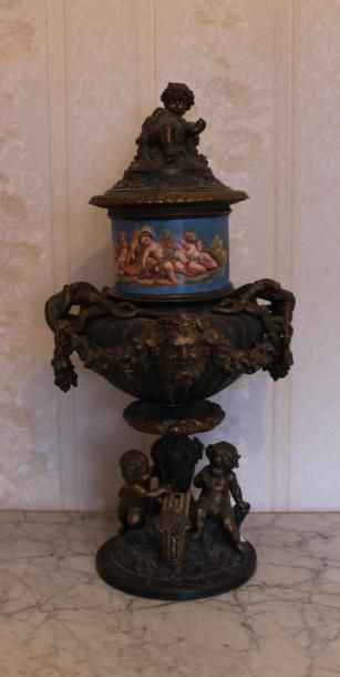 null Vase médicis en bronze patiné et porcelaine polychrome à décor de putti, à deux...
