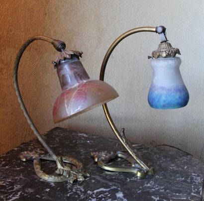 null Deux pieds de lampe en bronze, caches-ampoules en verre un signé MULLER Frères...
