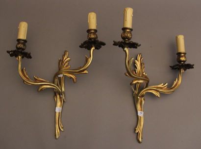 null Paire d'appliques en bronze à deux bras de lumière, style Louis XV H : 35 c...