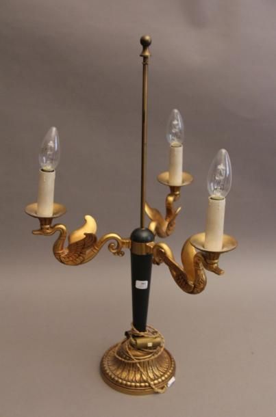 null Pied de lampe en bronze patiné et doré à trois bras de lumière en forme de cygne,...