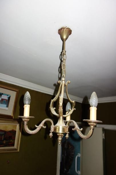 null Lustre en bronze à trois lumières style Louis XVI H : 66 cm.