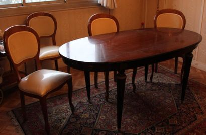 null Table ovale ton acajou L : 175, l : 91, H : 78 cm et quatre chaises