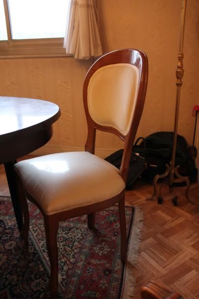 null Table ovale ton acajou L : 175, l : 91, H : 78 cm et quatre chaises