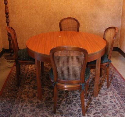 null Table ronde de salle à manger en bois naturel et quatre chaises cabriolet en...