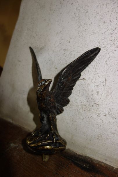 null Bouchon de radiateur en bronze en forme d'aigle. H : 16 cm.