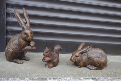 null Trois sculptures en métal patiné marron représentant deux lapins et un écureuil...