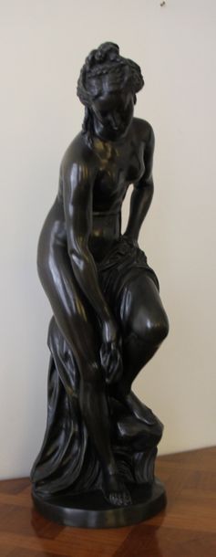 null Sculpture en bronze à patine marron représentant Vénus au bain H : 82 cm