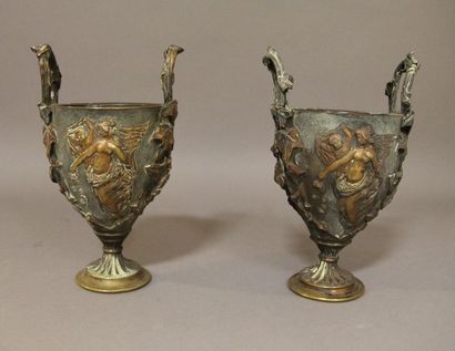 null Paire de vases sur piédouche en bronze patine médaille à deux anses en forme...