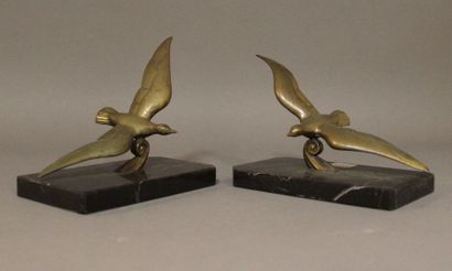 null Paire de serre-livres en bronze et marbre noir veiné à décor d'oiseaux H: 12,5...