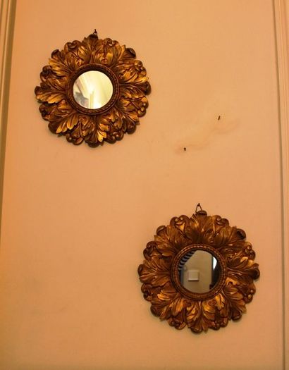 null Paire de petits miroirs en bois doré à décor de feuilles d'acanthe