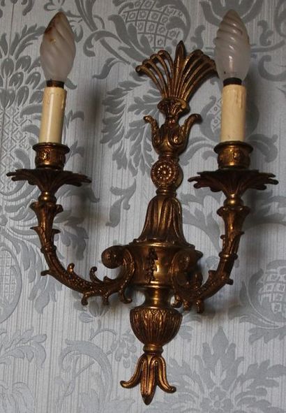 null Paire d'appliques en bronze à deux lumières, style Louis XV H : 34 cm.