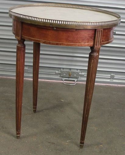 null Table bouillote en bois teinté
Style Louis XVI