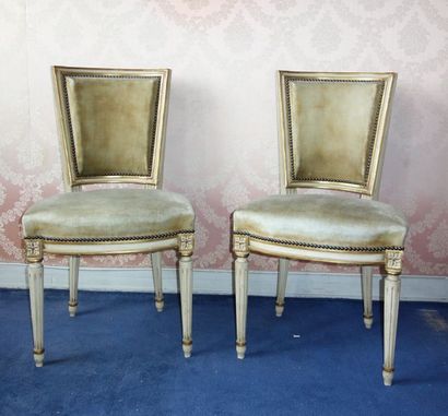 null Paire de chaises cabriolets en bois rechampi blanc et doré, style Louis XVI