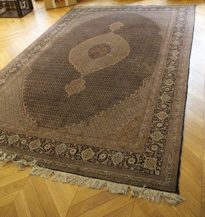 null IRAN - Tabriz et Keichan Deux tapis en laine et soie 295 x 206 cm. 308 x 200...