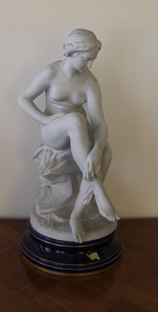 null Sculpture en biscuit représentant une Vénus au bain, socle en porcelaine émaillée...