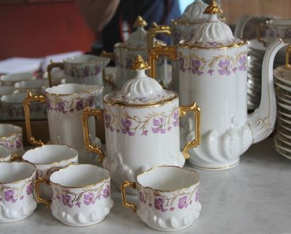 null Partie de service à café en porcelaine blanche à décor de violettes LIMOGES