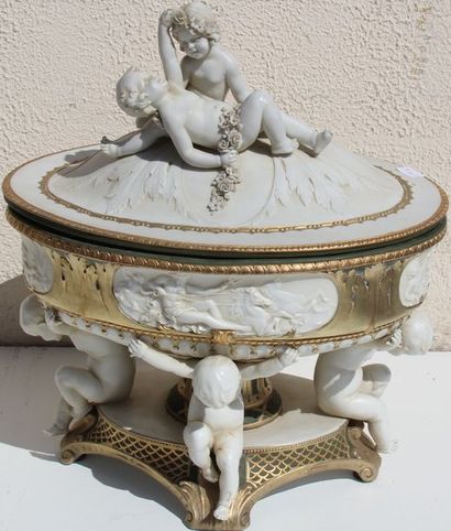 null Centre de table en biscuit à décor de putti