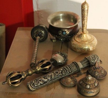 null Lot d'objets tibétains en métal