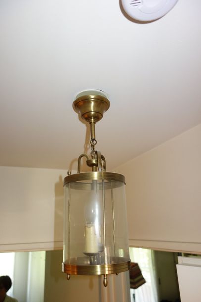 null Lanterne en métal à deux lumières, style Louis XVI H : 44 cm.