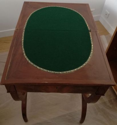 null Petite table à jeu en placage d'acajou H : 74, L : 54, P : 37 cm
