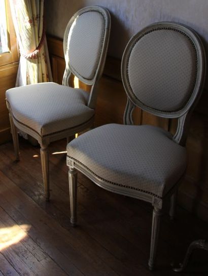 null Suite de six chaises en bois laqué blanc style Louis XVI