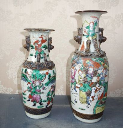 null Deux vases en faïence à décor de guerriers, deux anses, Nankin H : 25 (éclats)...