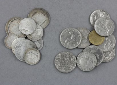 null Lot de pièces en argent (usures) : - une pièce de 10 kopecks 1908 - une pièce...