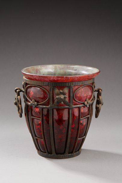 null DAUM & Louis MAJORELLE Vase ovoïde en verre rouge à décor de feuilles métalliques...