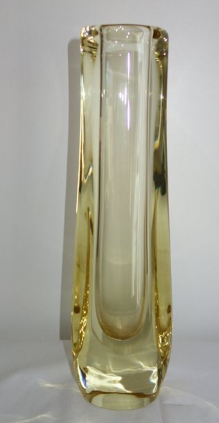 null DAUM France Vase soliflore en cristal teinté jaune, signé H : 30 cm.