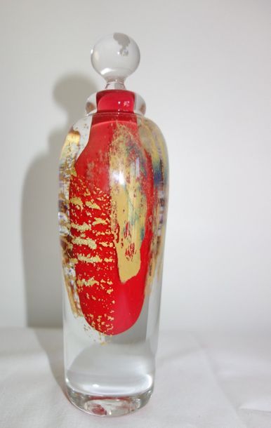 null Maxence PAROT (1976-) Mini flacon en verre soufflé transparent, rouge et or,...