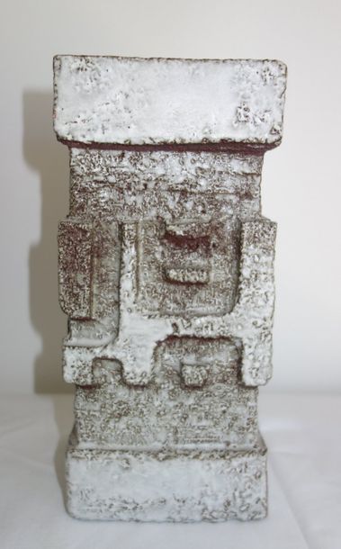 null Huguette BESSONE (1929-) Vase rectangulaire en grès à décor géométrique en relief,...
