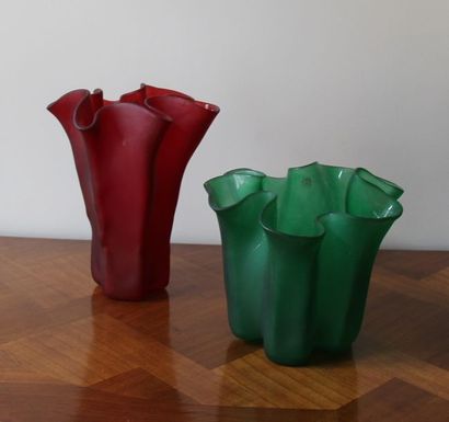 null MUURLA Finland Deux vases plissés en verre mat rouge et vert. H : 22 et 15,5...