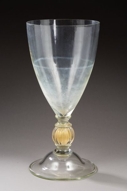 null Important vase en cristal à demi-ovale reposant sur un piédouche, le fût en...