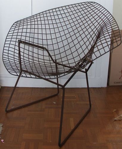 null *Harry BERTOIA Paire de fauteuils « Diamant » à structure en maille de fil d’acier...
